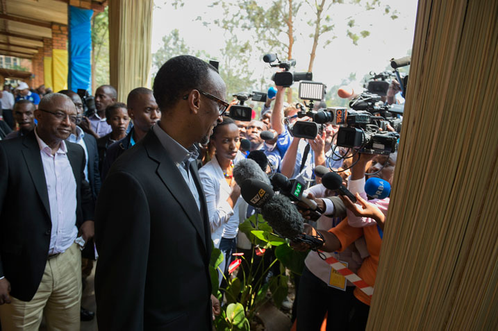 Perezida Kagame nyuma yo gutora yaganiriye n'abanyamakuru.