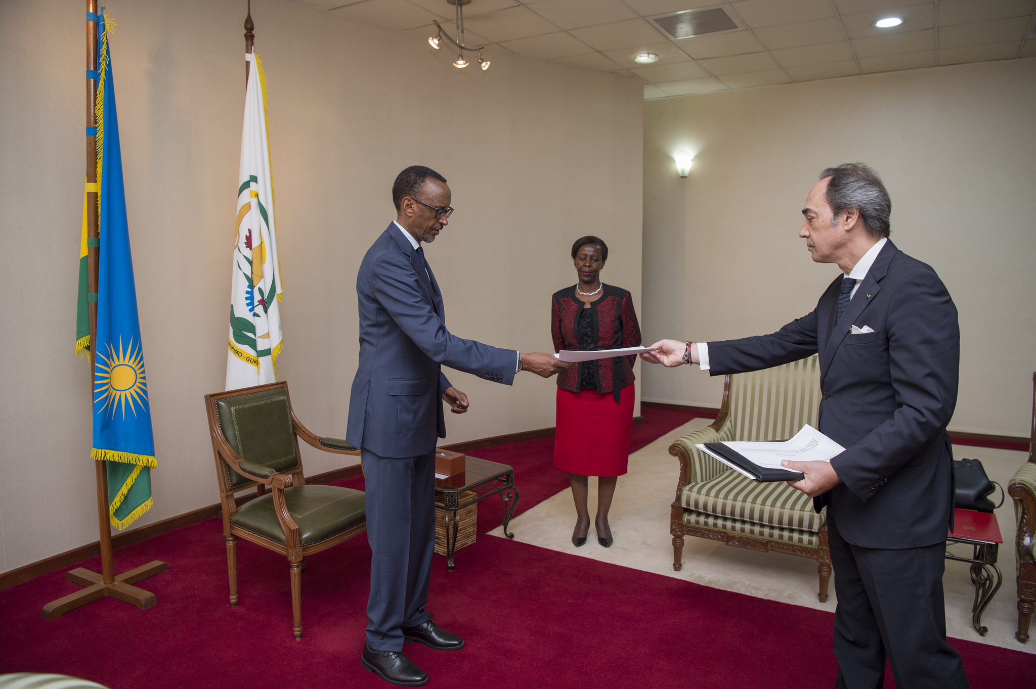 Perezida Kagame yakira ambasaderi Alfonso Henriques Abreu de Azeredo Malheiro waje guhagararira igihugu cya Portugal 