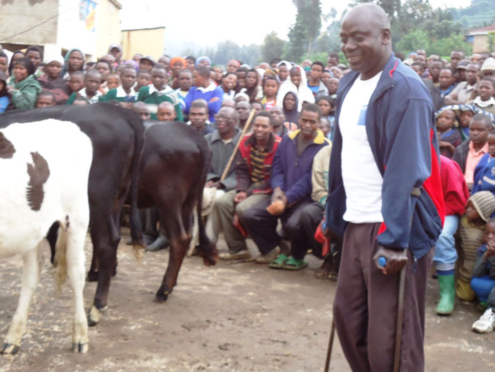 Peter Bijyiyobyenda yishimira inka yari ahawe nk'uwacikiye ukuguru ku rugamba.