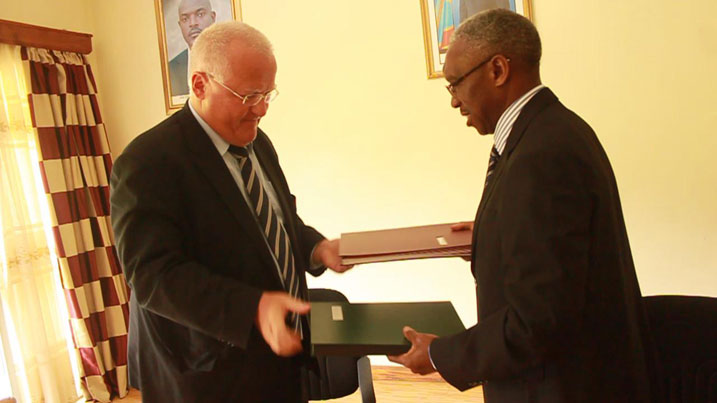Peter Fahrenholtz Ambasaderi w'Ubudage mu Rwanda ahererekanya inyandiko n'umunyamabanga wa CEPGL Tuyaga Herman.