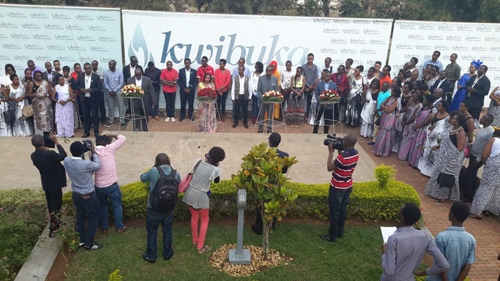 CNLG n'abagize imiryango y'abarokotse Jenoside yakorewe abatutsi, bunamiye imibiri y'abashyinguwe ku rwibutso rwa Kigali.