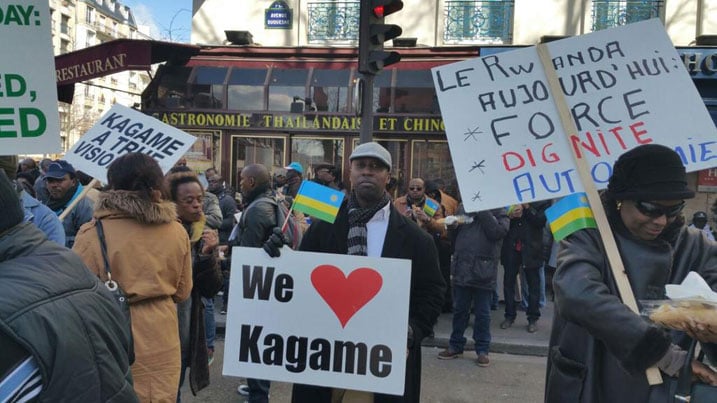 Uyu Munyarwanda yashushanyije icyapa kivuga ko we na bagenzi be bakunda Kagame./Foto: @YolandeMakolo
