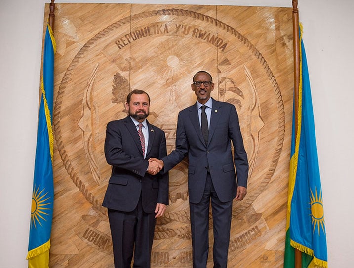 Perezida Paul Kagame aganira n'intumwa ya Leta Zunze Ubumwe z'Amerika mu Biyaga Bigari, Amb Thomas Perriello.