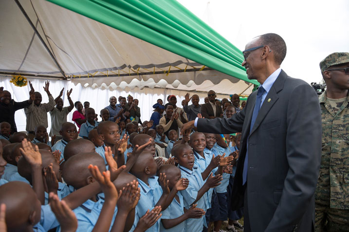 Perezida Kagame aramutsa abana.