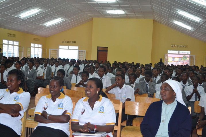 Ubuyobozi bw'ishuri FAWE Girls School Kayonza nabwo bwakiriye neza iyi gahunda.