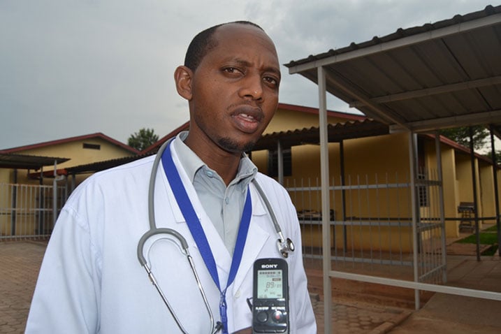 Dr Nkuranga arasaba abaturage kujya bivuza uburwayi bw'amaso kugira ngo babashe gukora biteze imbere.