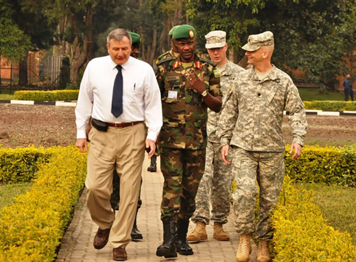 Umuyobozi w'ishuri rikuru rya Gisirikari, Brig. Gen. Karamba, Lt. Gen. (Rtd) Eikenberry n'abashinzwe umutekano muri Ambasade ya USA mu Rwanda berekeza aho abanyeshuri bigira.