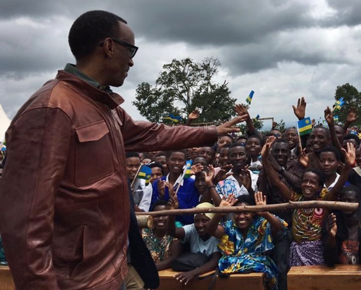 Perezida Kagame yakiranywe ibyishimo n'abaturage b'Akarere ka Ngoma.