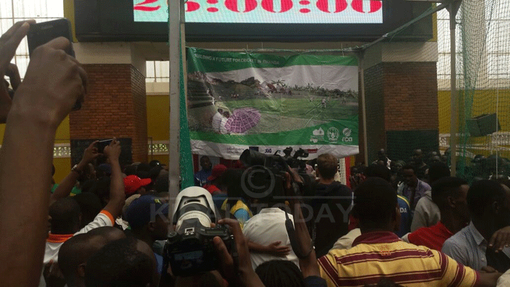 Abafana benshi bari baje kumushyigikira