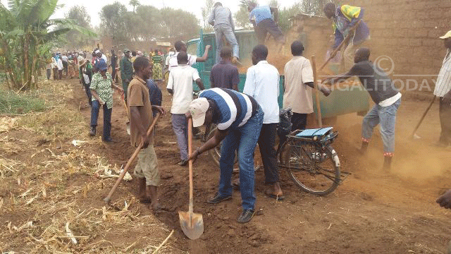 Bakoraga isuku mu mihanda itandukanye yo muri uyu murenge