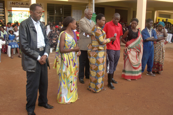 Bamwe mu baturage babaza ibibazo abandi bakishimira ibimaze kugerwaho ku bw