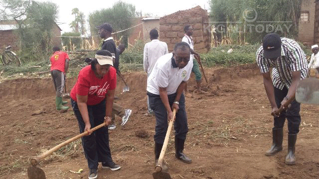 Abasenateri bayobowe na Jeanne d'arc Gakuba wambaye umupira utukura