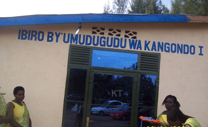 Abaturage b'Umudugudu wa Kangondo I. biyuzurije ibiro by'Umudugudu.
