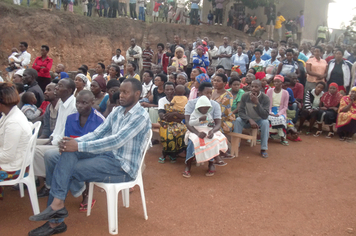 Mu kwezi kw'imiyoborere, abaturage barisanzura, bakaganira n'abayobozi babo.