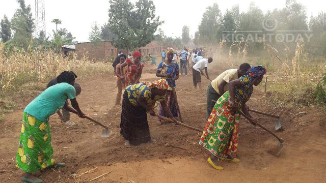 Abagore bo muri uyu murenge bitabiriye umuganda ku bwinshi