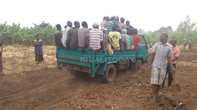 Abaturage bagana mu Murenge wa Katabagemu mu muganda