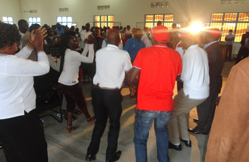 Nyuma y'igikorwa cy'amatora, bacinye akadiho bishimira intera nziza FPR itera buri munsi.
