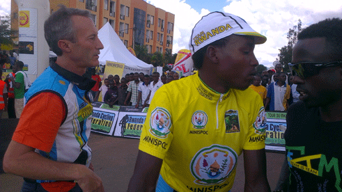 Aha umukinnyi w'Umunyarwanda Hadi Janvier yari hamwe n'umutoza we Jonathan Boyer