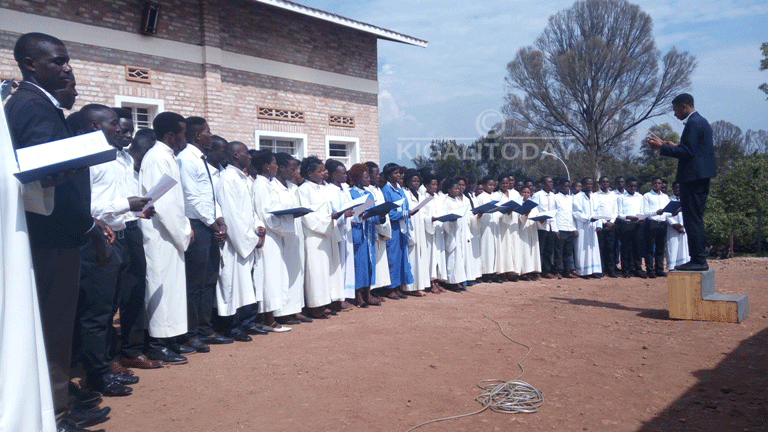 Abagize korari enye ziririmbira muri paruwasi St Dominique baririmba indirimbo ya Yubile