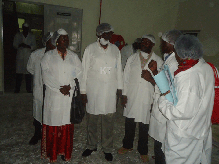 Abagize urwego ngishwanama basuye uruganda rwa Kinazi, basobanurirwa imikorere yarwo.