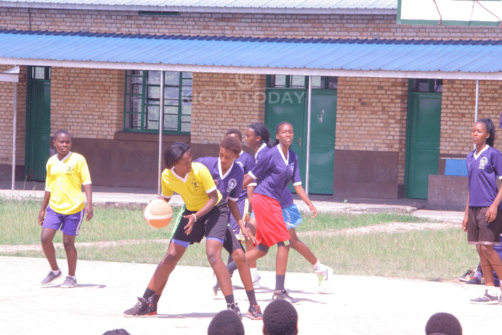 Abakobwa nabo bagaragaje impano yabo mu mukino wa Basket