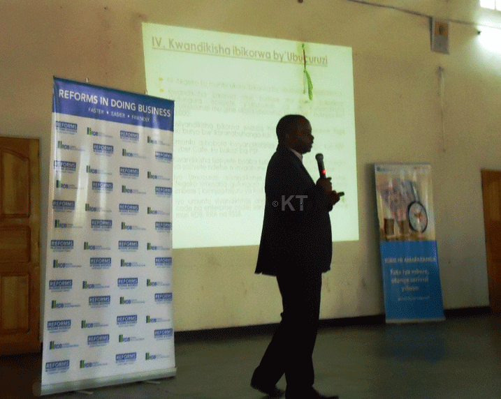 Abakozi ba RDB basobanuriye Abanyamusanze serivise zafasha abashoramari mu iterambere.
