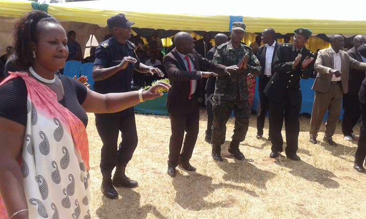 Abayobozi bacinya akadiho hamwe n'abaturage.
