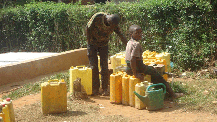 Iyo amazi yabonetse ngo umurongo uba muremure kuko baba bamaze igihe bayategereje.