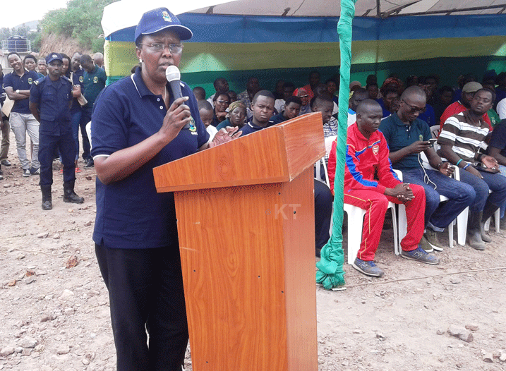 Amb. Min. Rugwabiza yasabye abaturiye umupaka wa Rusumo kubungabunga ibikorwa remezo baharanira ko umupaka ugira isuku.