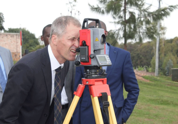 Ambasaderi w'Ububirigi mu Rwanda Arnout Pauwels, arebera muri-kimwe mu bikoresho bya laboratwari
