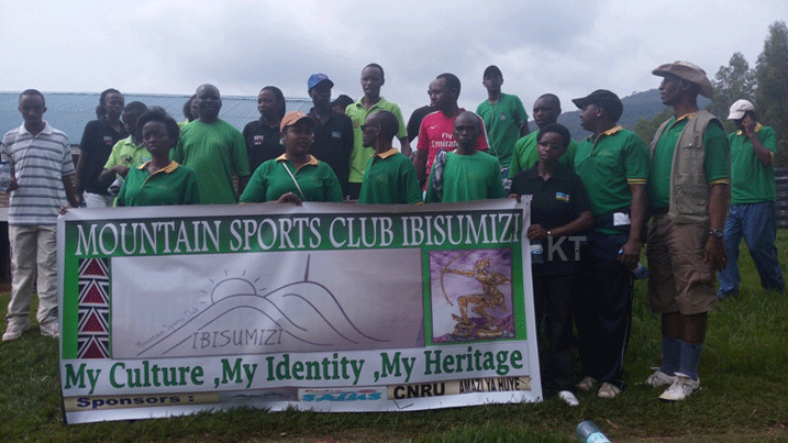 Bamwe mu bagize Club Ibisumizi ishishikariza abantu gusura ibisi bya Huye kwa Nyagakecuru.