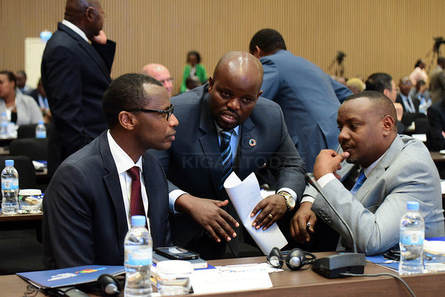 Minisitiri w'Uburezi Dr Musafiri Malimba (ibumoso), Minisitiri Nsengimana Philbert w'urubyiruko n'ikoranabuhanga (Hagati) n' Umunyamabanga wa Leta muri Minisiteri y'Uburezi Munyakazi Isaac bari muri iyi nama