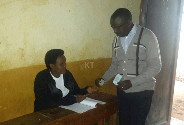 Umuyobozi w'Akarere ka Bugesera, Rwagaju Louis, yerekanaga ibyangombwa bye kugira ngo yemererwe gutora.