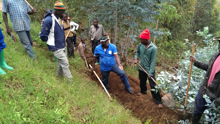 Depite Gatabazi yaje kwifatanya n'abaturage ba Miyove mu muganda ucukura umuyoboro w'amazi.