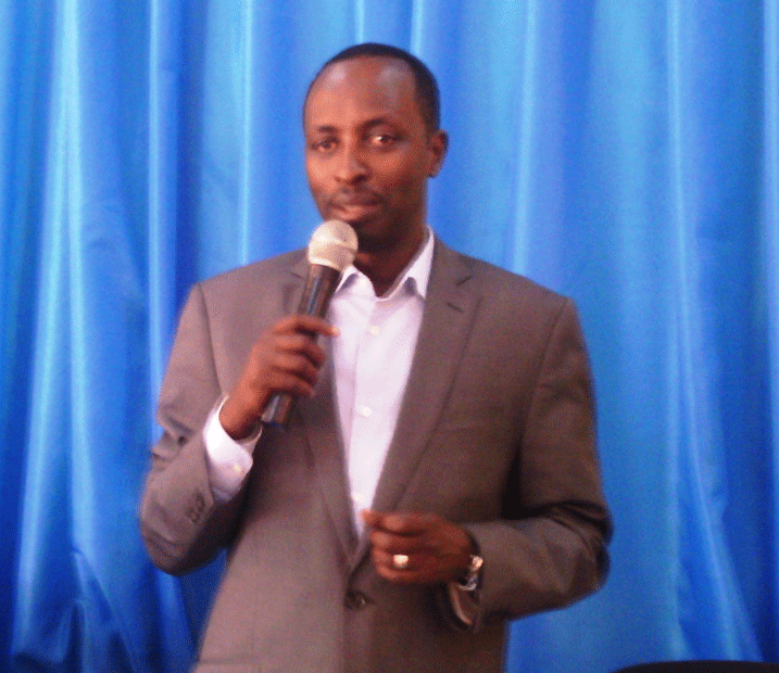 Guverineri Munyatwari avuga ko amikoro makeya ari urwitwazo ku bayobozi badashaka kuzuza inshingano.
