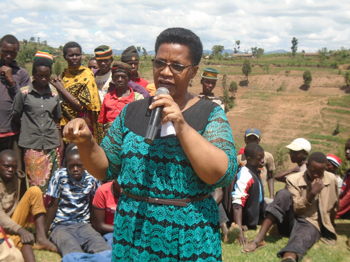 Guverineri w'Intara y'Amajyepfo Rose Mureshyankwano mu baturage akemura ibibazo byabo