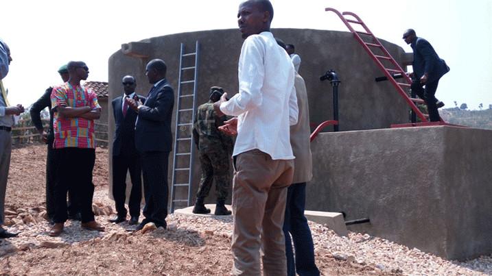 Ikigega kijyamo amazi aturuka mu Bisi bya Huye gitahwa na Minisitiri w'Umutekano, Musa Fazil Harerimana.