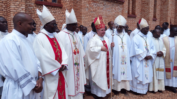 Intumwa ya Papa mu Rwanda, Luciano Russo (hagati) asaba urubyiruko kugerageza kwigana imico myiza ya Yezu Kristu.