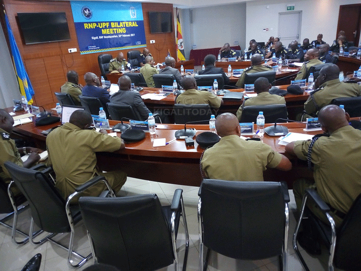 Itsinda ry'abapolisi ba Uganda na bagenzi babo bo mu Rwanda mu biganiro