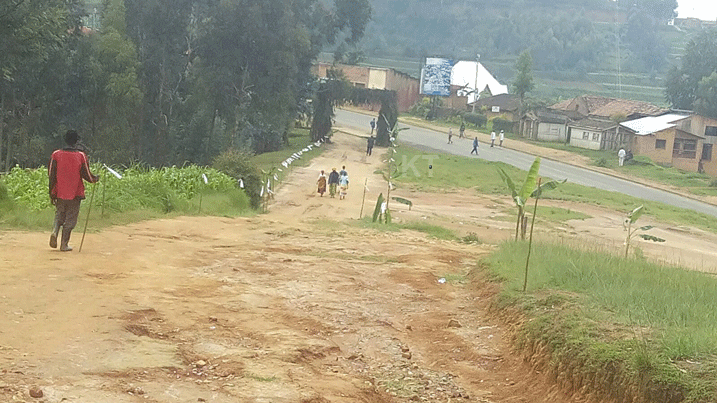 Abatoreye mu Murenge wa Rugabano mu Karere ka Karongi bari barimbishije umuhanda.