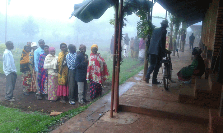 Abaturage ba Kirehe bazindutse mu cya kare badatinye imbeho, bajya gutora Referandumu.