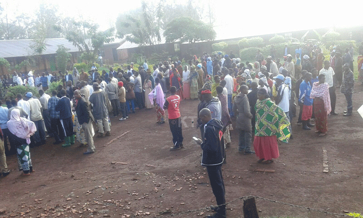 I Kirehe, igihe cyo kuririmba Indirimbo yubahiriza Igihugu cyageze abaturage benshi bageze ku biro by'itora.