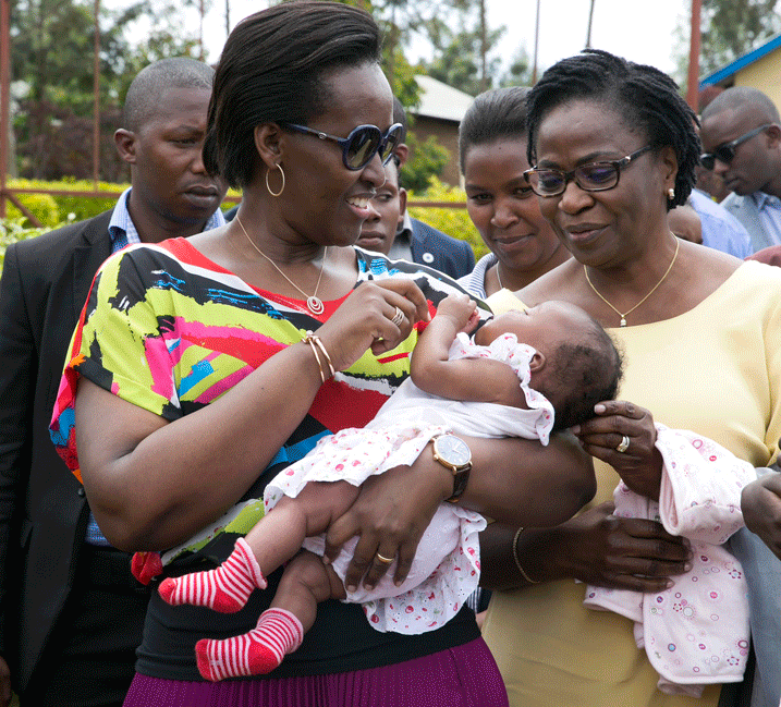 Madame Jeannette Kagame na Claudine Talon biboneye uburyo abana bo muri uyu mudugudu bafashwe.