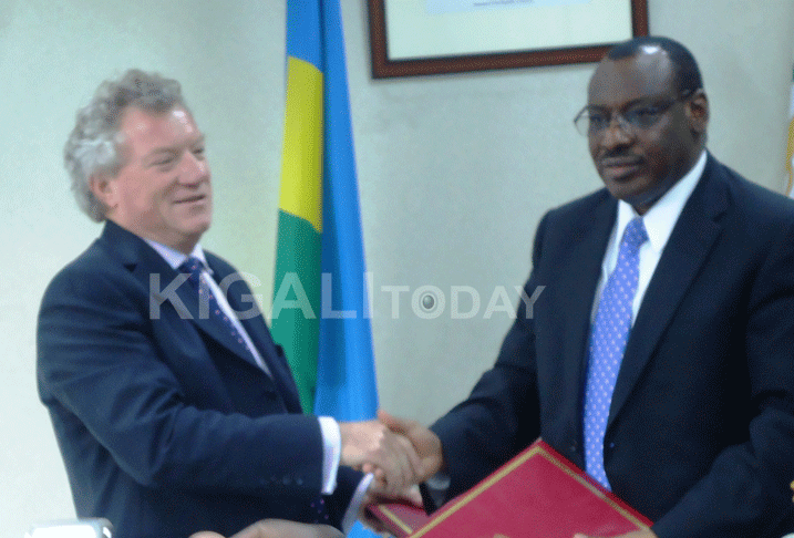 Ministiri w'Imari yasinyanye amasezerano y'inkunga na Ambasaderi w'u Buholandi mu Rwanda; iki gikorwa cyitabiriwe na Ministiri w'Umutungo kamere.