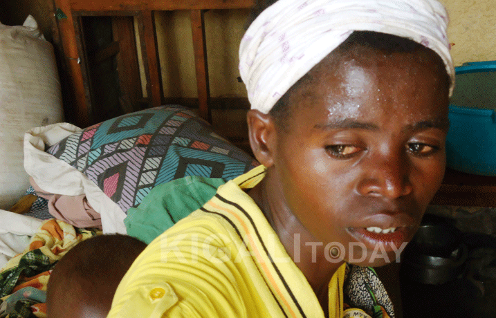 Mukamwambutsa, amarira abunga mu maso kuko ngo batamwemerera gucururiza ku gataro kandi ngo ari ho abona amakiriro.