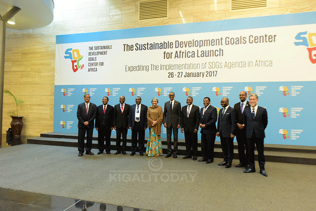 Perezida Kagame yafashe ifoto y'Urwibutso hamwe n'abashyitsi batandukanye bitabiriye uyu muhango