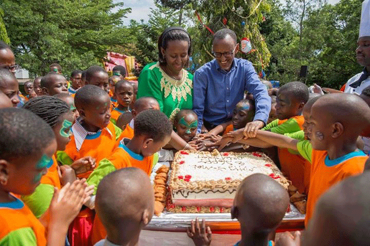 Perezida Paul Kagame na Madamu we Jeannette Kagame bifurije ababyeyi n