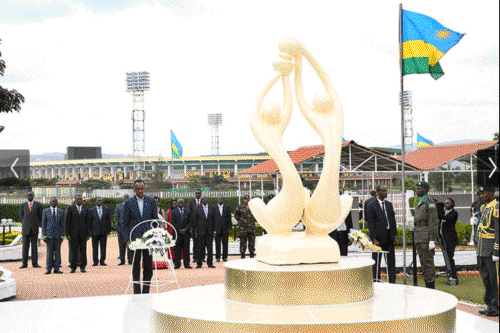 Abayobozi bakuru bitabiriye umuhango wo kuzirikana ku ntwari z'igihugu, ku gicumbi cy'intwari.