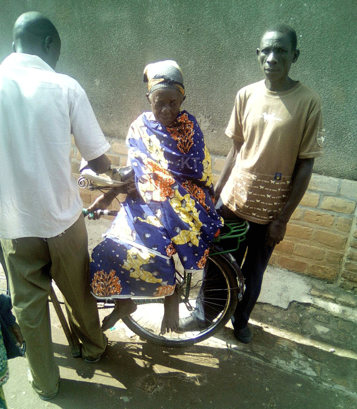 Uyu mukecuru wo mu Ruhango, imbaraga zamubanye nke atega igare ngo agere ku biro by'itora.