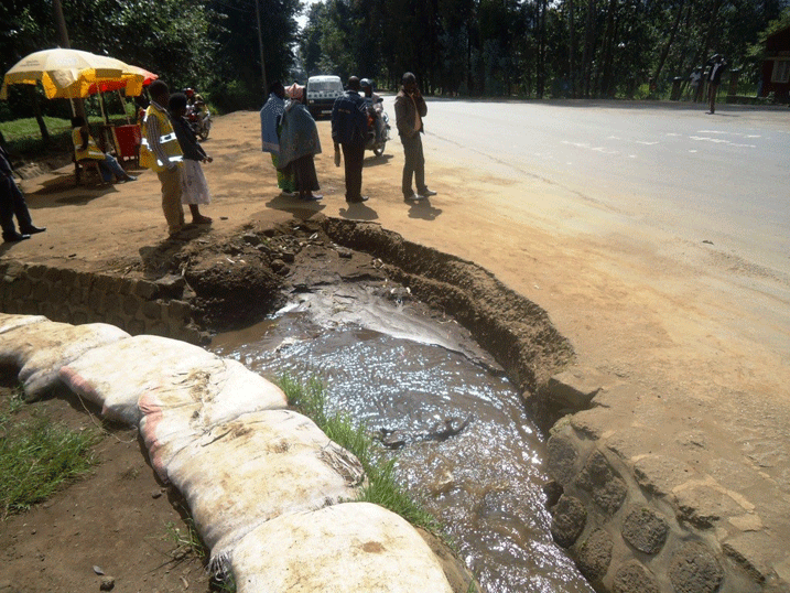 Baratabariza umuhanda wangiritse.